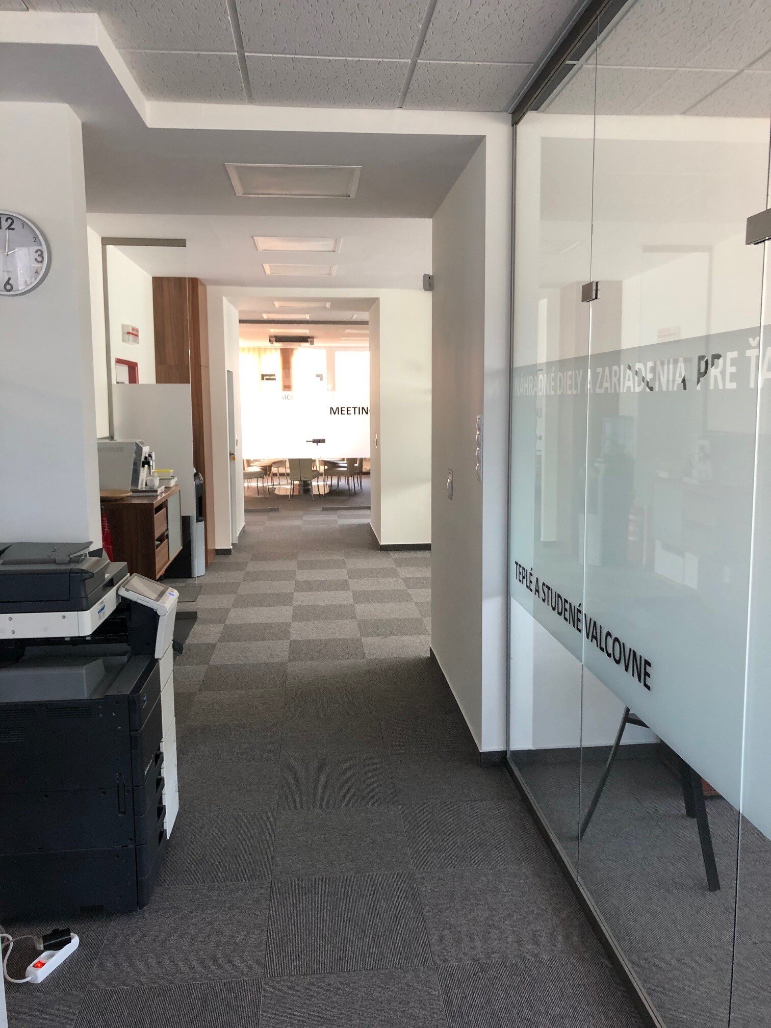 Стъклена стена Éta