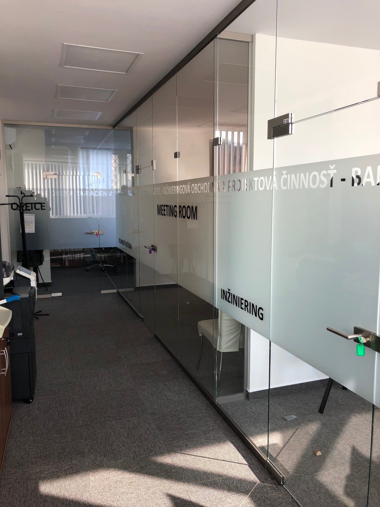 Стъклена стена Éta